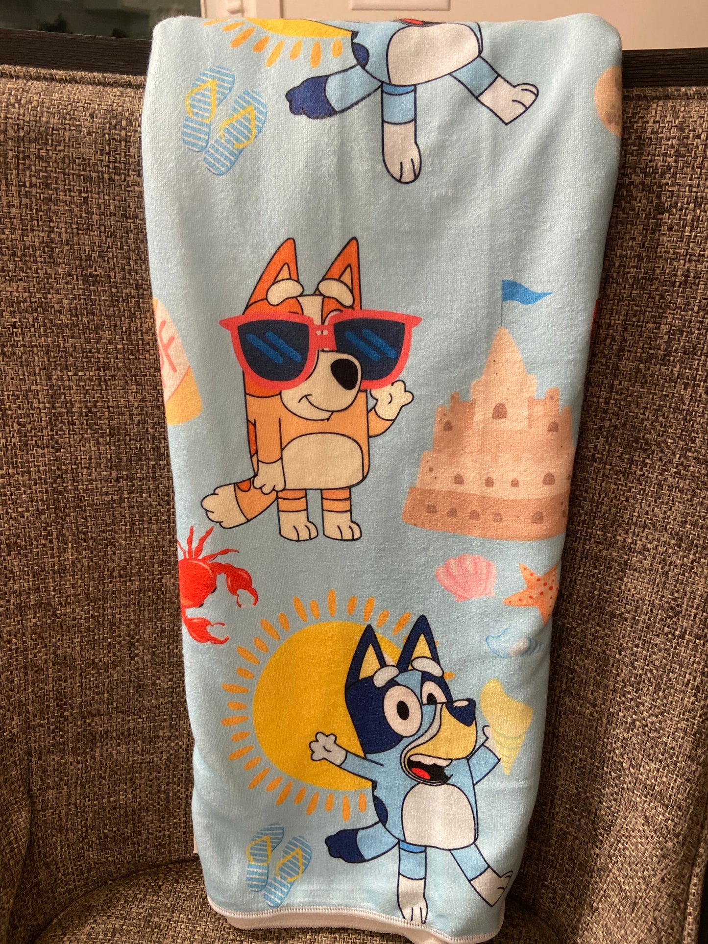 OVERSIZED BEACH TOWEL - BEACH BLUEY