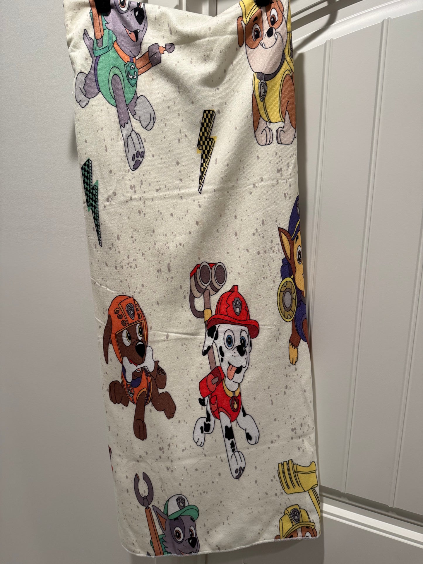 OVERSIZED BEACH TOWEL - PUPPY POWER